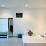 Local White House - Ecofriendly Homestay